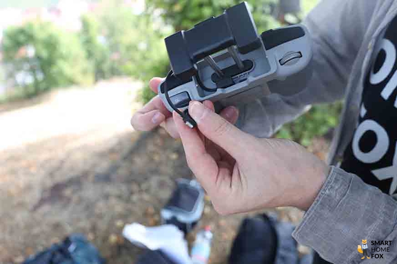 Die Antenne des DJI Air 2S Controllers wird herausgezogen.